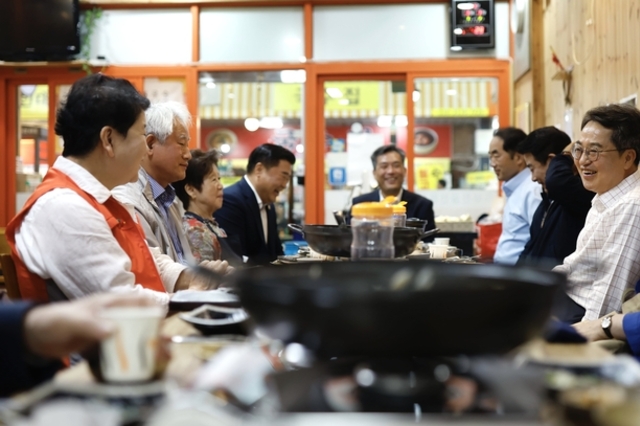 김동연, 추석 연휴 첫 날 전통시장 돌며 민생 현장 챙겨