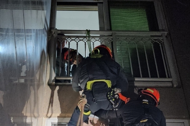 화성소방서, 아파트 외벽 난간 매달린 시민 신속·안전 구조