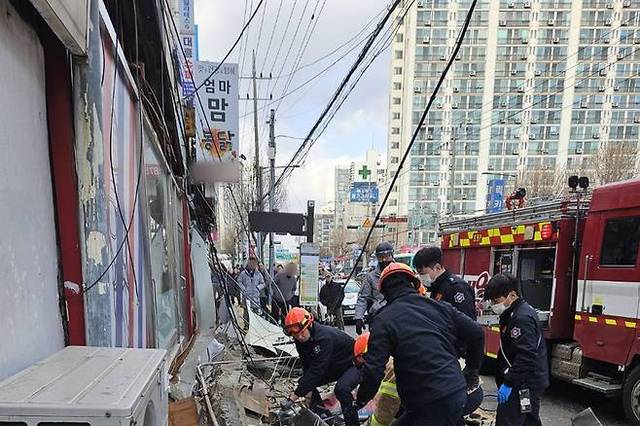 의정부서 강풍에 상가 간판 추락… 지나가던 20대 깔려 숨져