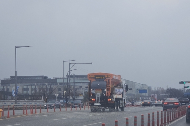 수원시, 선제적으로 제설제 살포해 블랙아이스 대비… 강풍 피해 예방 위해 지장물 점검