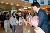 정명근 화성특례시장, 여성의날 맞아 빵과 장미 선물…“여성들에게 필요한 정책 적극 발굴하겠다”