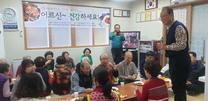 경로당 송민섭 회장이 자리에서 일어나 "따뜻하고 정감있는 자리를 만들어준 분들께 감사하다"고 인사말을 하고 있다.