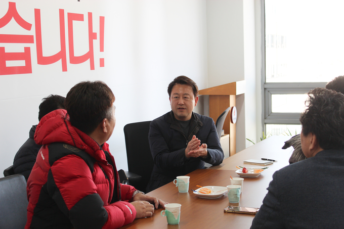 11일 김용남 수원시 병(팔달) 예비후보가 수원시 법인택시 관계자들을 만나 택시 업계의 고충과 현업에서 느끼는 애로점을 청취하고 있다/제공= 김용남 선거캠프