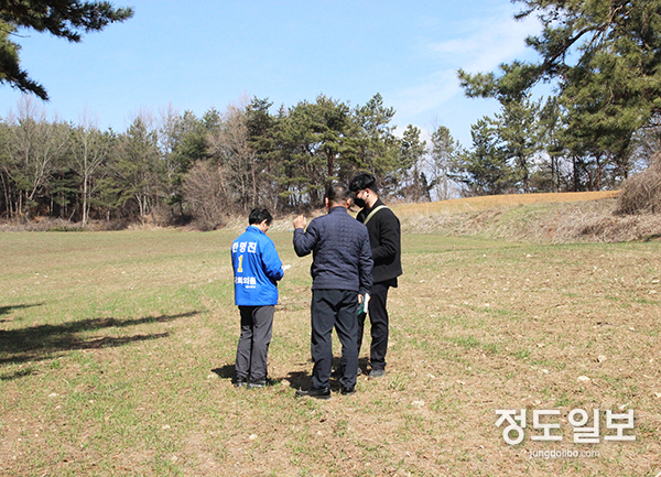 한명진 더불어민주당 예비후보(전 기획재정부 정책기획관)가 故백남기 농민의 밀밭을 찾아 농민수당에 대한 의견을 경청하고 있다.