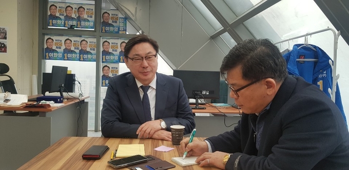 이화영 예비후보자와 인터뷰를 진행 중인 김현섭 기자/사진=임승수 기자