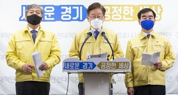24일 오전 경기도청 브리핑룸에서 이재명 경기도지사가 송한준 경기도의회 의장(좌측), 염종현 경기도의회 더불어민주당 대표의원과 함께 경기도형 재난기본소득 지급 계획을 발표하고 있다.