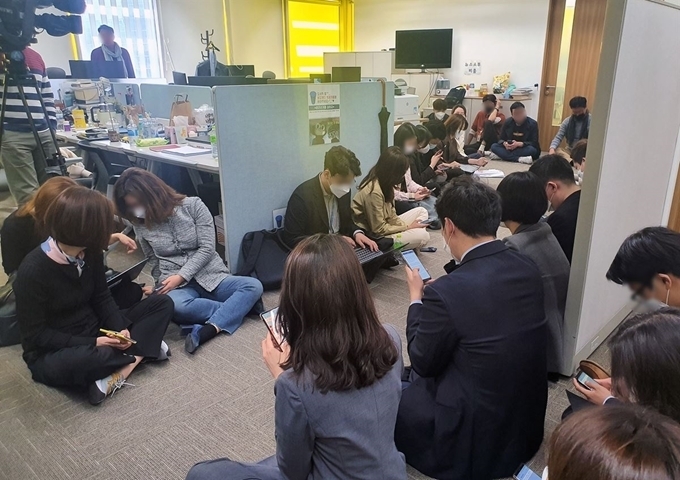 검찰의 압수수색에 맞서 보도국에서 1박2일 밤샘대치 중인 채널A 기자들. MBC는 빠지고 채널A만 압수수색을 허락한 법원 결정에도 언론계의 우려가 터져 나오고 있다.