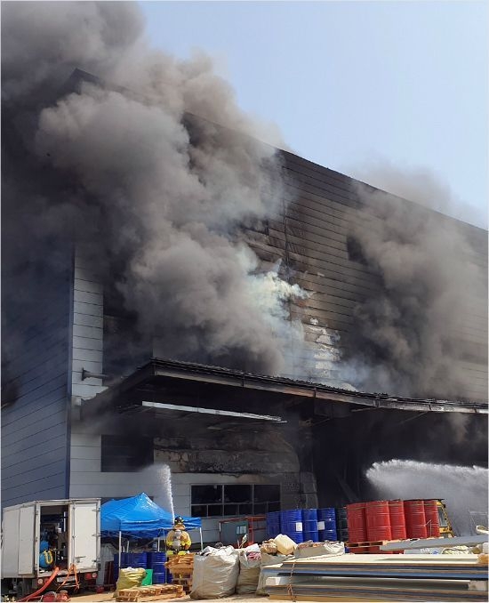 지난 29일 발생한 이천물류창고 공사현장 화재는 공사기간을 앞당기기 위해 평소보다 많은 78명이 투입됐다. 이로인해 사망자 38명을 포함 48명의 대형 인명피해가 발생했다.