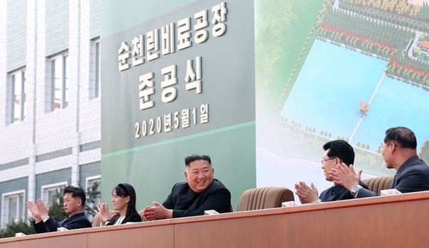 지난 1일 북한 김정은 국무위원장이 순천인비료공장 준공식에 참석해 자신의 사망설 등을 한 방에 날려버렸다. 