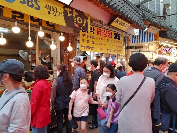 코로나19 여파로 한산했던 경기도 수원시 못골시장이 경기도재난기본소득 10만원 지급과 정부의 생활속 거리두기 정책 등에 힘입어 전년 같은 기간으로 경기회복세를 보이고 있다/사진=신동아방송 경인TV