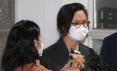 10일 0시5분 구속 200일만에 법원의 불구속 재판 결정에 따라 서울구치소를 나오는 정겸심 교수/뉴시스