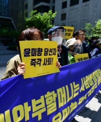 정의연대기억 등의 위안부 후원금 논란 이후, 13일 처음으로 윤미향 더불어시민당 비례당선인의 사퇴를 요구하는 집회가 개최됐다..