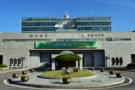 수원시가 윤미향 당선인 남편이 운영하는 인터넷 매체 '수원시민신문'에 시가 자체적으로 마련한 광고집행 원칙에 크게 어긋나는 횟수와 금액 등의 납득할 수 없는 광고집행으로 물의를 빚고 있다. 