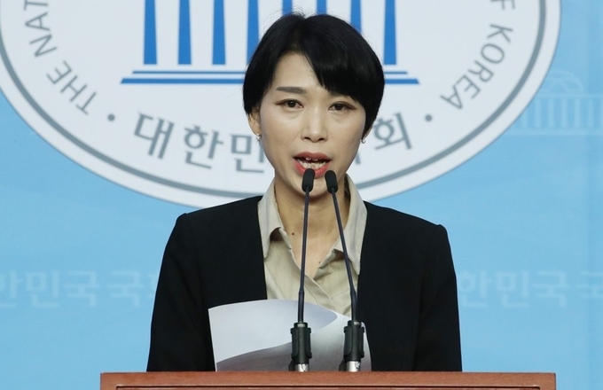 김정화 민생당 대표가 28일 퇴임 기자회견 중 눈시울을 붉히고 있다. 김 대표는 "민주당의 비례대표 위성정당 꼼수에 참여하지 않은 것이 임기 중 유일한 공(功)으로 기억될 것"이라고 기자들에게 소회를 밝혔다.