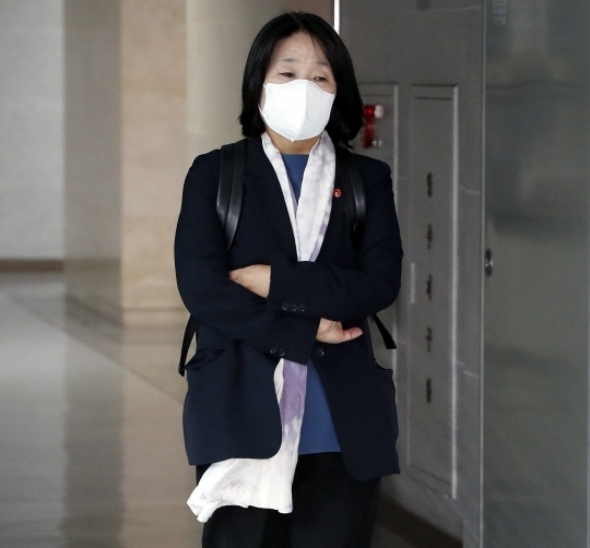 윤미향 전 정의연 대표가 국회의원 신분이 됐다. 그토록 차고 싶었던 국회의원 뱃지를 달지 못하고,, 첫 의원총회조차 참석하지 못한 윤 의원의 향후 행보가 전국민의 주목을 받고 있다.