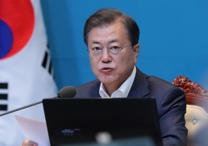 문재인 대통령이 8일 청와대 수석 보좌관 회의에서 윤미향을 직접 언급하지는 않았지만, 원론적 입장에서 선을 긋는 모두발언을 하고 있다.