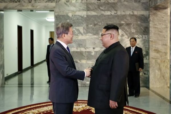 지난 2018년 5월 문재인 대통령과 김정은 국무위원장이 맞잡은 손의 체온을 유지하기에는 어디로 튈지 모르는 럭비공처럼 북한 사회가 너무 불안정하고 비신뢰적이다. 