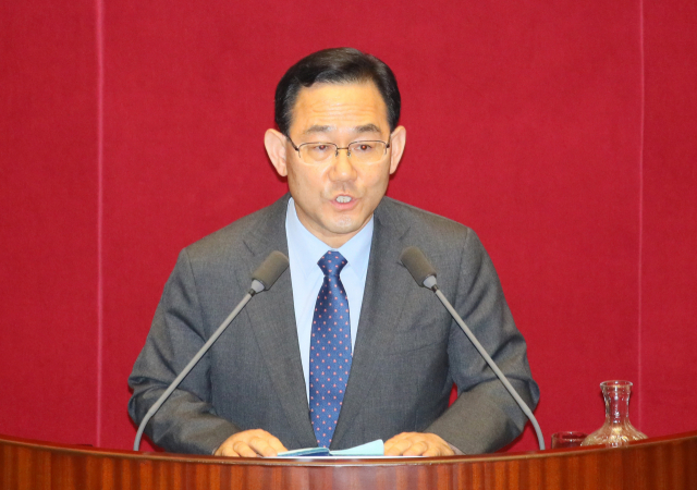 미래통합당 주호영 원내대표가 15일 민주당의 일방 독주에 대한 우려가 현실이 된 상임위원장 선출 표결 전 “상임위원장 18개를 다 내놓겠다”며 “문재인 정부 남은 임기 2년 동안 한국정치를 황폐화하는 첫 출발이 될 것”이라고 항의한 뒤 원내대표를 사퇴했다.