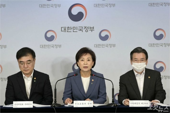 지난 17일 김현미 국토부 장관이 정부의 제22차 부동산 정책을 발표하고 있다. 투기꾼들의 입소문에 휘둘려 부동산을 구입했다가는 자칫 낭패를 당할 수가 있어, 소나기는 피해가라는 옛 말이 생각나는 시기이다. 