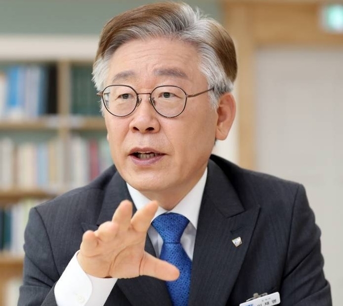 이재명 경기지사는 최근 보도매체를 통해 대권 도전 보다는 도지사 재선에 무게 중심을 둔 발언을 이어오고 있다. 부동산 투기 및 그로인한 불로소득을 원천 차단하기 위한 1가구 다주택 소유에 대한 중과세 방안을 청와대와 주관부처, 그리고 민주당의 심도 깊은 논의가 필요해 보인다. 