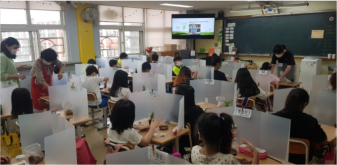 광명초등학교(교장 최경희)는 7월 7일 4학년 전체 학생을 대상으로 ‘힐링 원예교실’수업을 진행하였다.