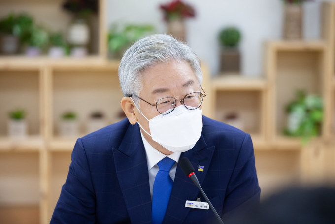 오늘 오후 2시 대법원 선고를 앞두고 있는 이재명 경기지사. 명실상부 유력한 차기 대권 주자인 이 지사는 "마음을 비웠다"는 말로 최근 심정을 밝혔다. 