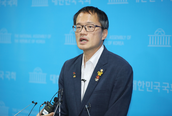 더불어민주당 지지율이 하락하고 있는 가운데, 오는 8.29 당대표 경선에서 젊은 층의 관심을 이끌 것으로 전망되는 박주민 의원이 출마의 변을 밝히고 있다. 향후 그의 역할에 따라 이낙연 의원과 김부겸 전 장관의 당락에 어떤 영향이 미칠지 귀추가 주목되고 있다.