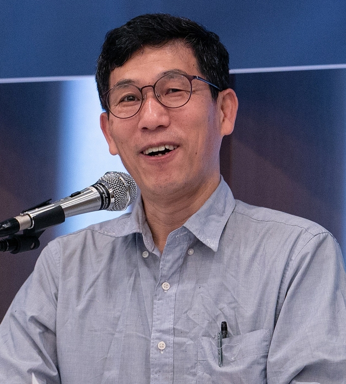 진중권 전 교수는 양심있는 학자로 평가 받고 있다. 그의 정치철학 역시 정당 차원을 넘어 국내 현실을 잘 반영하고 있다는 여론이다.