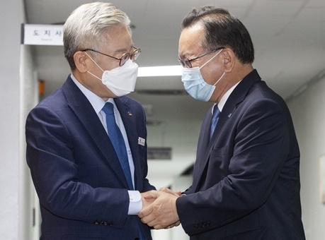 계륵의 패는 상대방이 눈치를 채면 적과의 동침이 되기도 한다. 독자생존의 길이 모색되지 않은 한 이재명 지사에게 지금 필요한 것은 차분한 자중자애의 시간이다.