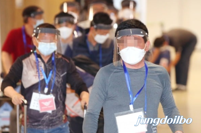 31일 오전 인천국제공항을 통해 귀국한 이라크 건설 현장 파견 근로자들이 입국장에 들어서고 있다.