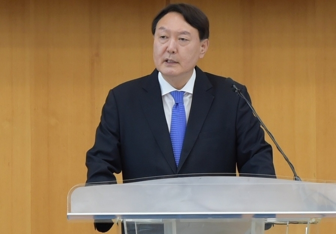 <strong>3일 신임검사 임관식에서 40일만의 소신 발언을 이어가고 있는 윤석열 검찰총장. 국가와 사회의 이익 보다는 개인의 영달만을 추구하는 현 사회구조에서 제 역할을 묵묵히 감내하고 있는 그의 거취 역시 조만간 결정될 것으로 전망되고 있다.</strong>