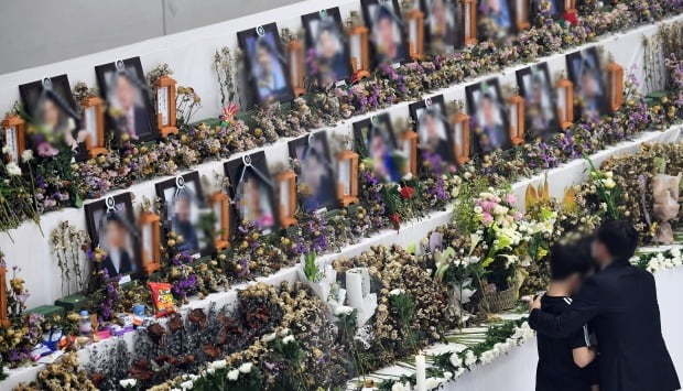 아직도 가족 및 지인들에게는 화마의 상처가 고스란히 남겨져 있는 이천 물류창고 화재 희생자 38명의 합동 분향소 모습. 정부는 화재 이후 책임자 8명을 구속하는 등 재발방지를 약속하고 있지만, 당정청 등 국민합의에 의한 특단의 조치가 없는 한, 매년 2천여명 이상의 고귀한 생명이 산업현장에서 유명을 달리 할 것은 자명해 보인다.