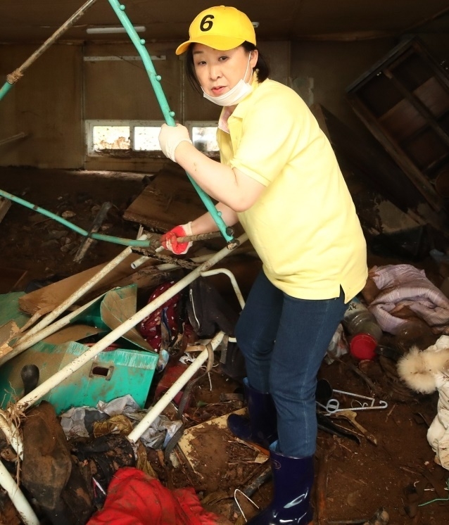 최근 페이스북 등 SNS가 주류 정치인들의 정치의 장으로 적극 활용되고 있는 가운데, 심상정 정의당 대표가 경기도 소재 산사태 피해 주택 피해복구 현장에 소속 의원들과 자원봉사를 나와 봉사는 뒷전이고 사진 연출만 했다는 구설수에 오르는 등 물의를 빚고 있다. 