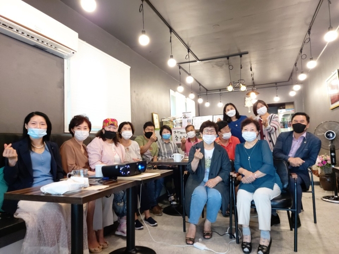 구리아리랑컨텐츠협회 회원들이 지난 8일 이건숙 사진작가의 강의가 끝난 후 회원제로 운영하는 '스토리카페'에서 기념사진을 찍고 있다. 