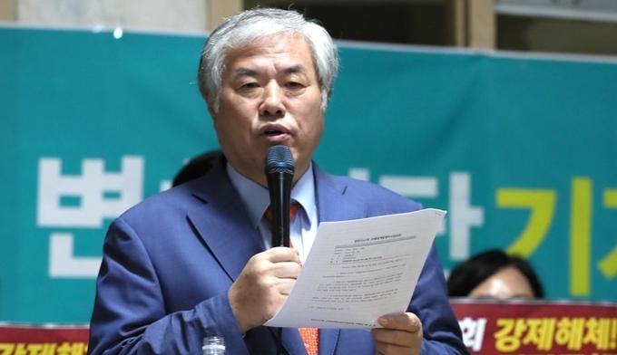 선한 목자와 그렇지 않은 목자의 구분은 그 양들의 꼴을 어떻게 먹이느냐에 달려 있다. 또한 거짓 목자는 사랑 보다는 반목과 대립을 내세우며, 자신이 목양하는 성도들의 안전과 평화를 돌보지 않는다. 이번 사랑제일교회 코로나19 집단 발병은 정부의 감염수칙을 아랑곳 않는 행태로 인해 확산됐다는 우려가 크다. 정부는 전광훈 목사의 보석 취소 및 재구속 등 엄정한 법집행을 서둘러서 이런 우려를 불식시키는 것이 타당하다.