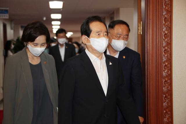 정세균 국무총리가 18일 오전 국무회의에서 "어쩌면 지금이 코로나19의 가장 위험한 잠복기일지도 모른다. 수도권을 중심으로 코로나19 확산세가 매우 심각한 상황이다. 지금 확산을 막지 못하면, 그간 힘겹게 쌓아온 방역의 공든 탑이 무너져내릴 수 있다"며 최근 코로나19 위기상황에 대한 정부 부처간 협력을 당부했다.<br>

