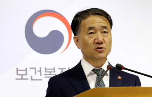 2018년 10월1일 박능후 보건복지부 장관이 세종청사에서 국립공공보건의료대학원 설립과 운영에 대해 설명하고 있다. 당시에는 문재인 정부 초반이라 시민사회단체들의 입김이 거셌고, 공공의대 설립 및 신입생 선발 추천위원회 제정 등에 그 역할이 컸다는 후문이다. 