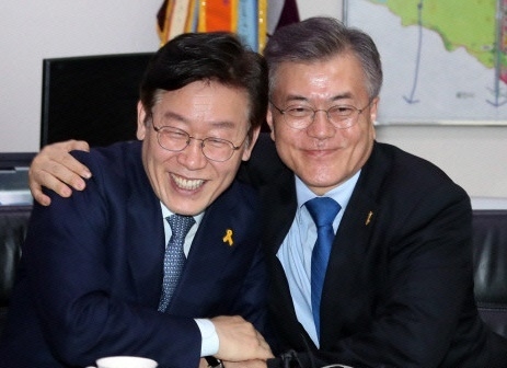 문재인 대통령과 이재명 경기지사는 둘 다 선출직 공무원으로서 국정과 경기도정을 책임지고 있다. 행정 수반과 경기도백으로서 국가와 사회를 위한 공동의 노력은 그 직의 무게를 떠나 국민을 위한 최소와 최대를 아우르는 교집합의 전제 조건이며, 보다 미래지향적인 합집합이 될 것이다.