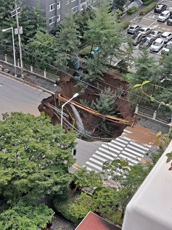 인근 아파트에서 현장 사진과 함께 경찰에 제보를 한 시민정신 역시 칭찬을 받아야 한다/최창일 기자