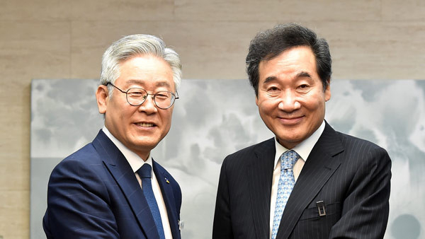 최근 차기 대선주자 선호도 여론조사 결과에서 1위 이낙연(24.6%) 더불어민주당 당대표와 2위 이재명(23.3%) 경기도지사의 지지율이 초접전 형국을 유지하고 있다. 이낙연 대표가 6개월 재임기간 중 확고부동한 1위 구축을 위해서는 2위와의 격차 벌리기가 시급하고, 이런 분위기가 2차 재난지원금 대상 및 지급방식 등에서 나타나고 있다.