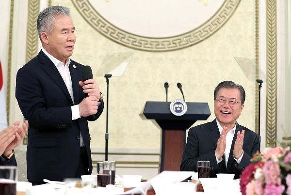 2019년 6월 21일 청와대 영빈관에서의 한국자유총연맹 임원 초정 오찬 행사에 참석한 박종환 총재. 대학 동기동창인 두 사람의 인연은 진보 성향의 대통령과 대표적 보수 관변단체인 자유총연맹 총재로 이어지고 있다. 자유총연맹은 박 총재의 취임 이후 그 역할에 소극적이 되면서 사진속 깜짝 쇼가 아니면 언론에서 거의 잊혀져 가고 있는 중이다.