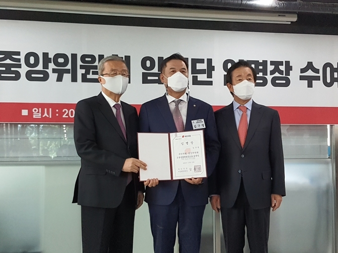 국민의힘이 15일 중앙위원회 5개단 26개 분과위원장 인선을 마무리 했다. 이번에 교통분과위원장을 맡은 김구영 구리아리랑컨텐츠협회 회장은 전 미래통합당 구리시 국회의원 예비후보 등 왕성한 활동을 펼치면서 지역사회 내 조용한 카리스마와 강한 추진력이 돋보이는 인물로 평가를 받고 있다. 