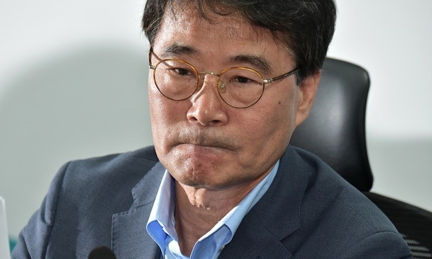 장하성 주중대사가 고려대학교 교수 재임시절 유흥주점을 이용하면서 대학 법인카드를 사용해온 것이 교육부 종합감사에서 적발됐다. 교육부는 장 대사를 포함한 12명의 교수에 대해 파면·해임·강등 등 중징계를 대학당국에 처분 의뢰했지만, 지난해 2월 주중대사 발령을 앞두고 정년퇴직을 한 장교수는 이에 해당되지 않는다.