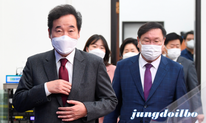 더불어민주당 이낙연 대표, 김태년 원내대표 등이 19일 오전 서울 여의도 국회에서 열린 최고위원회의에 입장하고 있다. / 자료사진 정도일보