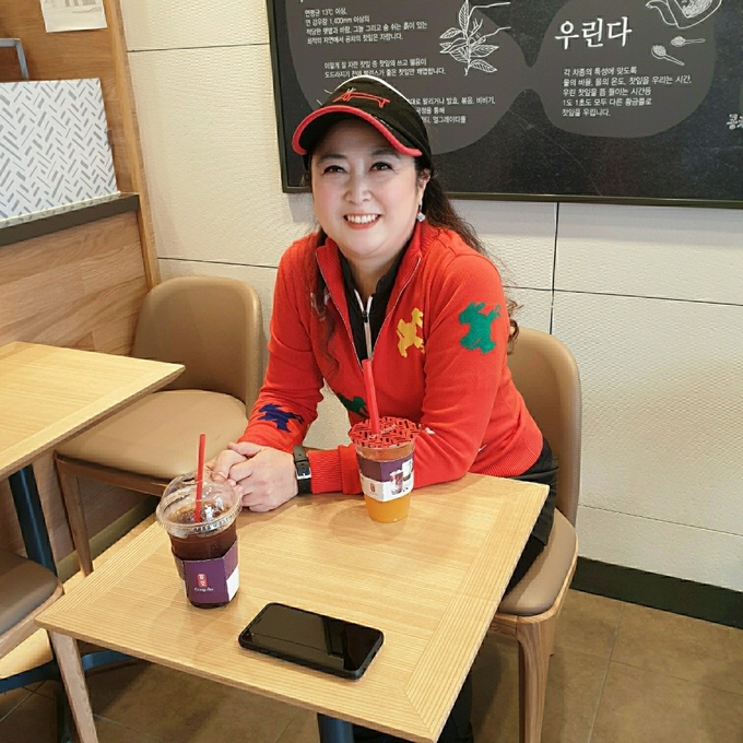  지난달 12일, 권미경 회장은 2018년 6월부터 맡아 온 '경기 제265호 사랑과 풍요봉사단' 대표이사를 내려 놓았다. 그리고 이날 임시총회에서는 신임 박환희 대표이사 선임 및 사업 및 명칭 변경(현 경기제265호 미래의꿈과희망네트워크)를 의결했다. 권 회장은 장애인복지회 사무장, 정동제일교회에서 담임목사 비서겸 사무행정 등의 경력을 바탕으로 특히 장애인복지 및 봉사에 관심이 많다. 지역사회내에서 함께 봉사활동을 하실 의향이 있거나, 도움의 손길이 필요하신 분들은 권미경(010-7304-1950) 회장을 통해 확인할 수 있다/최창일 기자