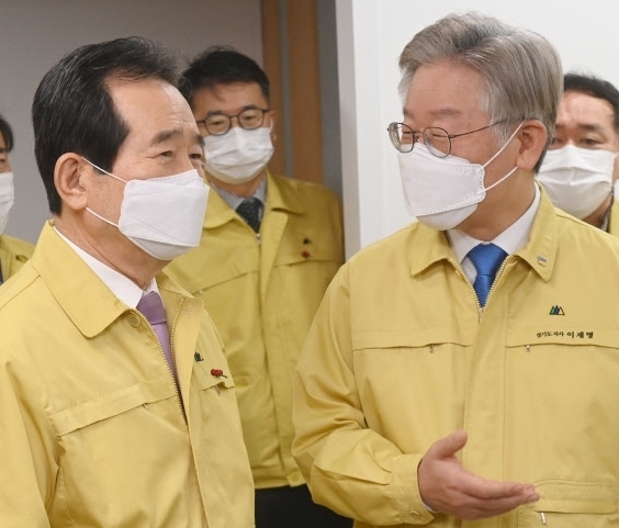 정부의 코로나19 방역 실패 조짐인가? 12일 확진자수가 950명을 기록하면서 병상도 의료진도 부족한 국내 현실을 외면한 해외 입국인 확진자 총계 등에 볼멘소리가 나오고 있다. 