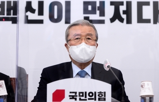 국민의힘이 내년 4월 보궐선거를 앞두고 중도층 흡수 등 정당 지지율 반등에 시동을 걸었다. 김종인 비대위원장은 그 첫걸음으로 15일 오전 11시 이명박·박근혜 두 전직 대통령의 국정 과오에 대한 대국민 사과를 발표할 예정이다. 