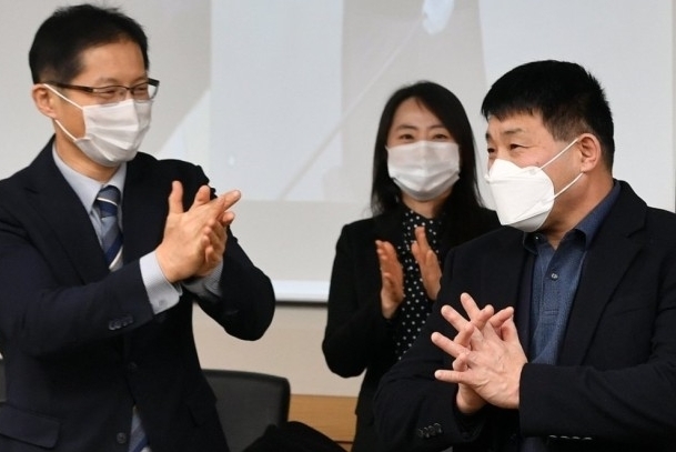 박영준 변호사와 윤성여씨가 재심 재판정에서 무죄를 선고받으며 기뻐하고 있다.