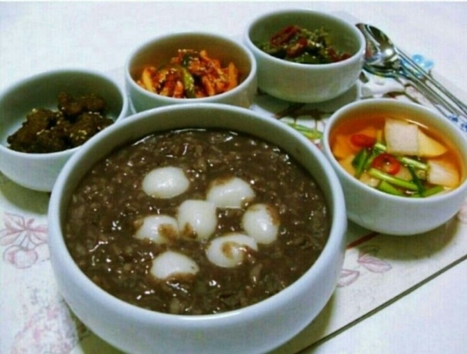오늘 21일 동지날 오후 7시2분이 일년 중 가장 밤이 긴 시간의 꼭지점이라고 합니다. 몇 천년전부터 우리 조상은 동지날에는 팥죽을 쑤어 새벽에 문설주 등에 뿌렸습니다.