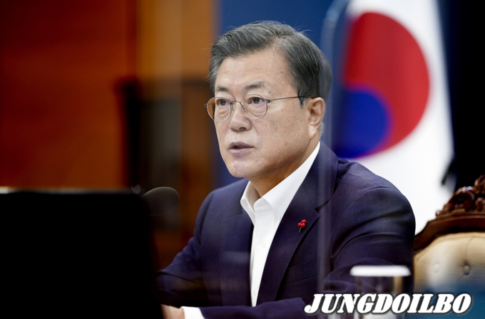 문재인 대통령이 5일 오전 청와대 여민관에서 영상으로 열린 제1회 국무회의를 주재하고 있다. = 자료사진 청와대